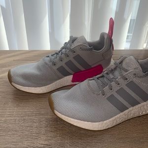 Adidas NMD R2 Size 8, grey with a pop of pink! Original adidas